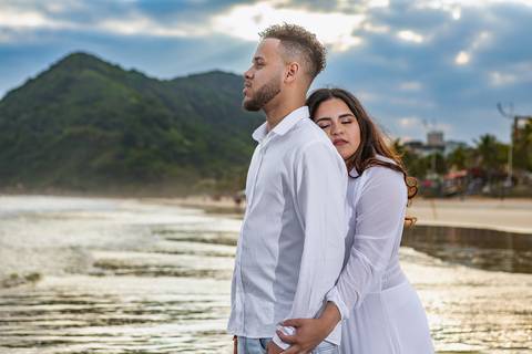 As melhores ideias e inspirações criativas de fotos para ensaio pré wedding na Praia do Tombo - Mirante de Vidro - Guarujá'