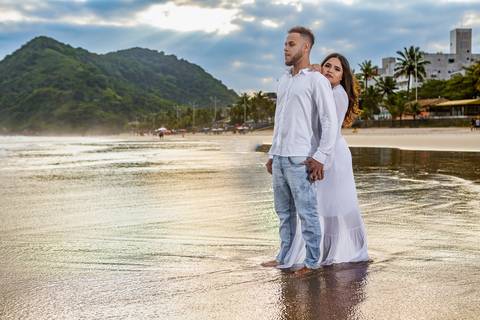 As melhores ideias e inspirações criativas de fotos para ensaio pré wedding na Praia do Tombo - Mirante de Vidro - Guarujá'