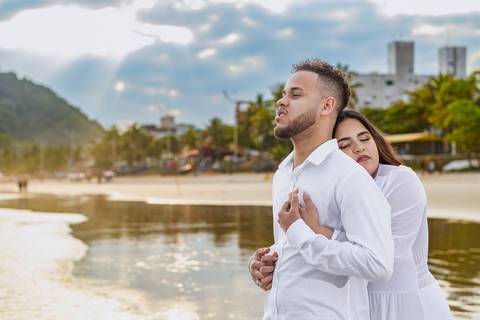 As melhores ideias e inspirações criativas de fotos para ensaio pré wedding na Praia do Tombo - Mirante de Vidro - Guarujá'