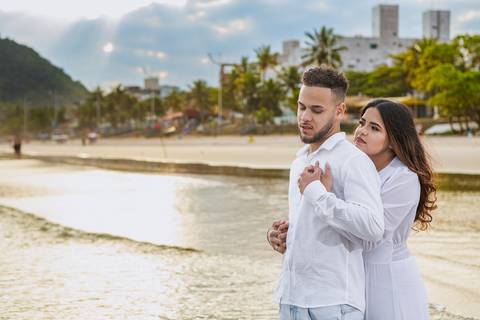 As melhores ideias e inspirações criativas de fotos para ensaio pré wedding na Praia do Tombo - Mirante de Vidro - Guarujá'