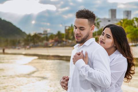 As melhores ideias e inspirações criativas de fotos para ensaio pré wedding na Praia do Tombo - Mirante de Vidro - Guarujá'