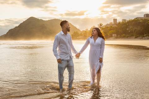 As melhores ideias e inspirações criativas de fotos para ensaio pré wedding na Praia do Tombo - Mirante de Vidro - Guarujá'