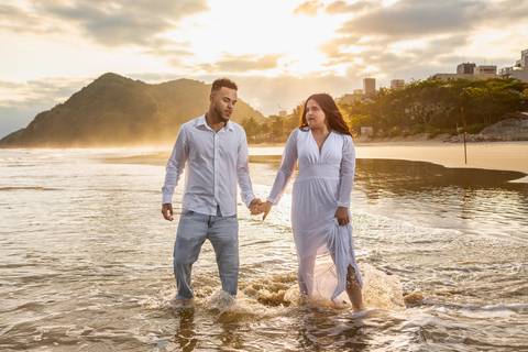 As melhores ideias e inspirações criativas de fotos para ensaio pré wedding na Praia do Tombo - Mirante de Vidro - Guarujá'