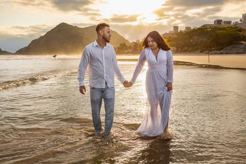 As melhores ideias e inspirações criativas de fotos para ensaio pré wedding na Praia do Tombo - Mirante de Vidro - Guarujá'