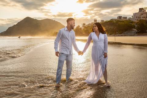 As melhores ideias e inspirações criativas de fotos para ensaio pré wedding na Praia do Tombo - Mirante de Vidro - Guarujá'