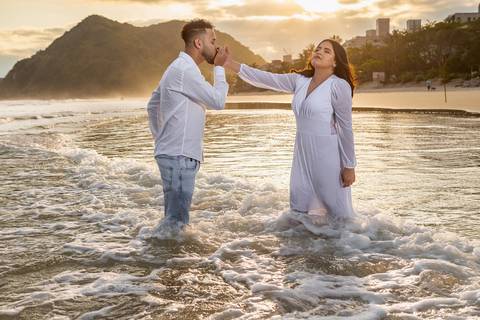 As melhores ideias e inspirações criativas de fotos para ensaio pré wedding na Praia do Tombo - Mirante de Vidro - Guarujá'