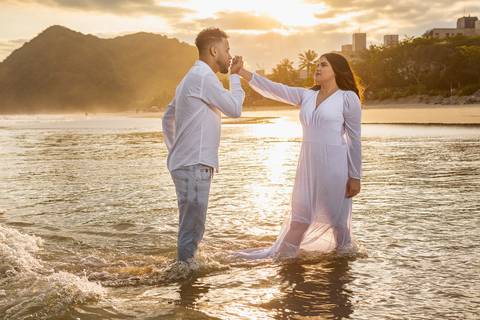 As melhores ideias e inspirações criativas de fotos para ensaio pré wedding na Praia do Tombo - Mirante de Vidro - Guarujá'