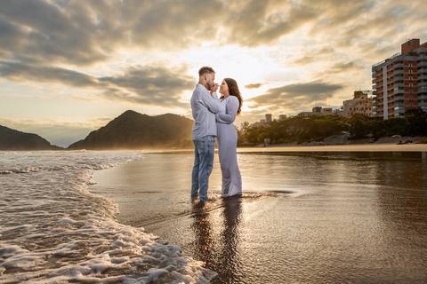 As melhores ideias e inspirações criativas de fotos para ensaio pré wedding na Praia do Tombo - Mirante de Vidro - Guarujá'
