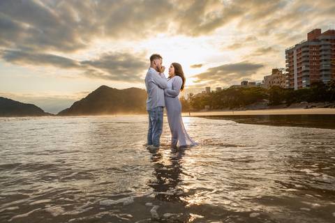 As melhores ideias e inspirações criativas de fotos para ensaio pré wedding na Praia do Tombo - Mirante de Vidro - Guarujá'