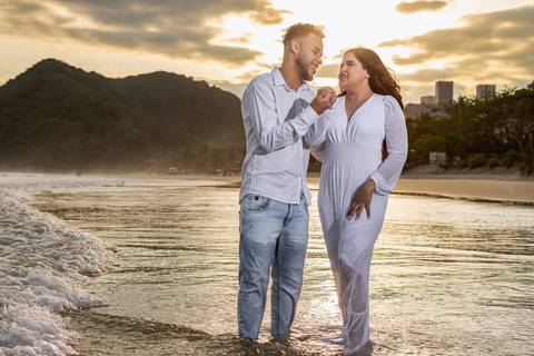 As melhores ideias e inspirações criativas de fotos para ensaio pré wedding na Praia do Tombo - Mirante de Vidro - Guarujá'