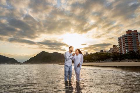 As melhores ideias e inspirações criativas de fotos para ensaio pré wedding na Praia do Tombo - Mirante de Vidro - Guarujá'