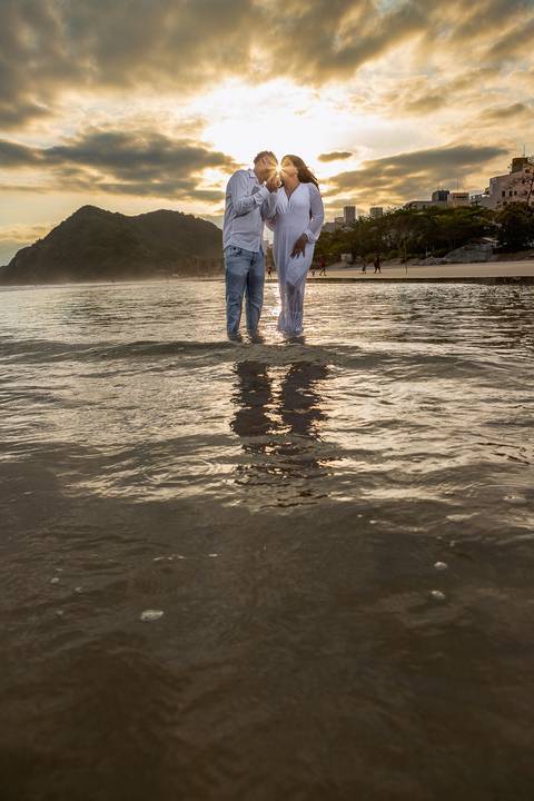 As melhores ideias e inspirações criativas de fotos para ensaio pré wedding na Praia do Tombo - Mirante de Vidro - Guarujá'