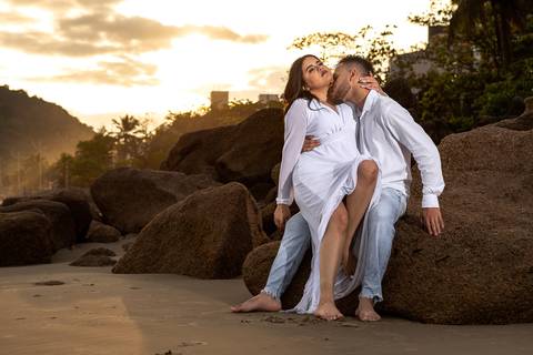 As melhores ideias e inspirações criativas de fotos para ensaio pré wedding na Praia do Tombo - Mirante de Vidro - Guarujá'