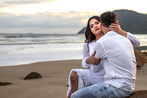As melhores ideias e inspirações criativas de fotos para ensaio pré wedding na Praia do Tombo - Mirante de Vidro - Guarujá'
