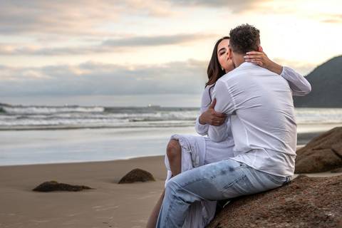 As melhores ideias e inspirações criativas de fotos para ensaio pré wedding na Praia do Tombo - Mirante de Vidro - Guarujá'