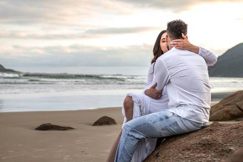 As melhores ideias e inspirações criativas de fotos para ensaio pré wedding na Praia do Tombo - Mirante de Vidro - Guarujá'