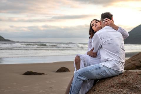 As melhores ideias e inspirações criativas de fotos para ensaio pré wedding na Praia do Tombo - Mirante de Vidro - Guarujá'