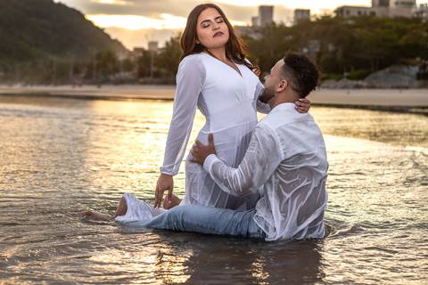 As melhores ideias e inspirações criativas de fotos para ensaio pré wedding na Praia do Tombo - Mirante de Vidro - Guarujá'