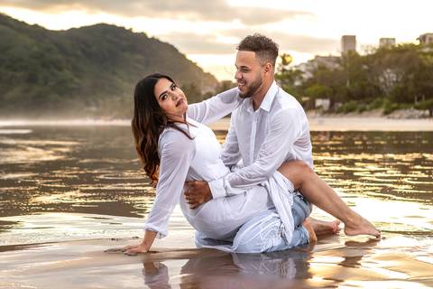 As melhores ideias e inspirações criativas de fotos para ensaio pré wedding na Praia do Tombo - Mirante de Vidro - Guarujá'
