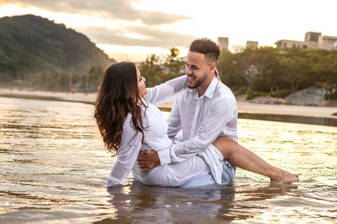 As melhores ideias e inspirações criativas de fotos para ensaio pré wedding na Praia do Tombo - Mirante de Vidro - Guarujá'