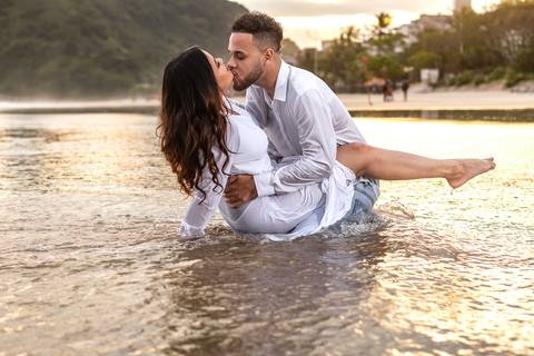 As melhores ideias e inspirações criativas de fotos para ensaio pré wedding na Praia do Tombo - Mirante de Vidro - Guarujá'