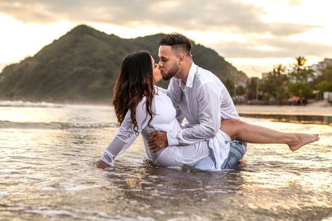 As melhores ideias e inspirações criativas de fotos para ensaio pré wedding na Praia do Tombo - Mirante de Vidro - Guarujá'