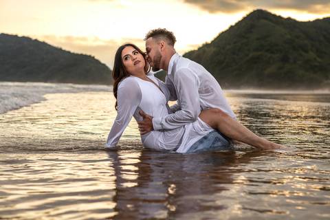 As melhores ideias e inspirações criativas de fotos para ensaio pré wedding na Praia do Tombo - Mirante de Vidro - Guarujá'