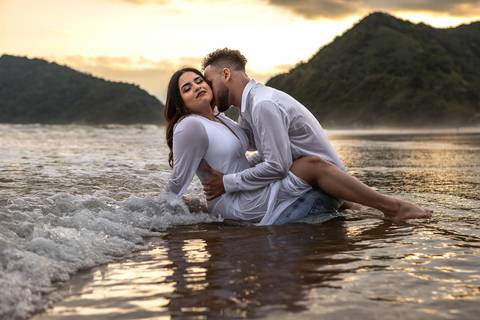 As melhores ideias e inspirações criativas de fotos para ensaio pré wedding na Praia do Tombo - Mirante de Vidro - Guarujá'