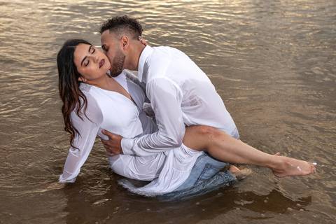 As melhores ideias e inspirações criativas de fotos para ensaio pré wedding na Praia do Tombo - Mirante de Vidro - Guarujá'