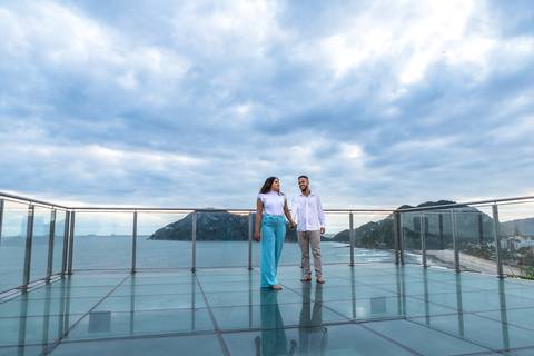 As melhores ideias e inspirações criativas de fotos para ensaio pré wedding na Praia do Tombo - Mirante de Vidro - Guarujá'