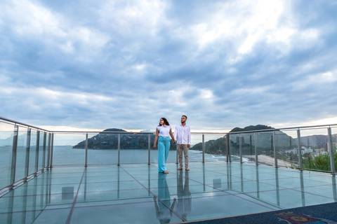 As melhores ideias e inspirações criativas de fotos para ensaio pré wedding na Praia do Tombo - Mirante de Vidro - Guarujá'