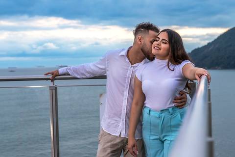 As melhores ideias e inspirações criativas de fotos para ensaio pré wedding na Praia do Tombo - Mirante de Vidro - Guarujá'