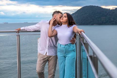 As melhores ideias e inspirações criativas de fotos para ensaio pré wedding na Praia do Tombo - Mirante de Vidro - Guarujá'