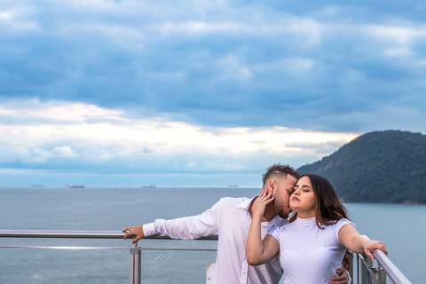 As melhores ideias e inspirações criativas de fotos para ensaio pré wedding na Praia do Tombo - Mirante de Vidro - Guarujá'