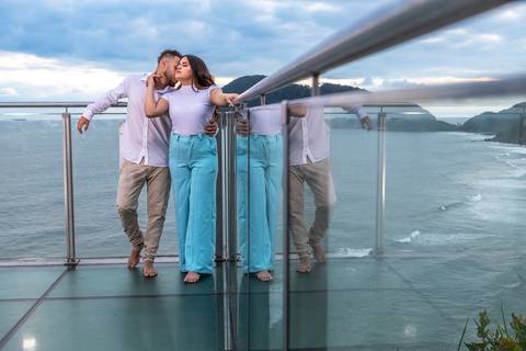 As melhores ideias e inspirações criativas de fotos para ensaio pré wedding na Praia do Tombo - Mirante de Vidro - Guarujá'
