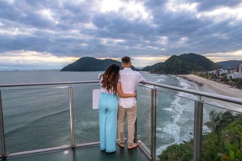 As melhores ideias e inspirações criativas de fotos para ensaio pré wedding na Praia do Tombo - Mirante de Vidro - Guarujá'