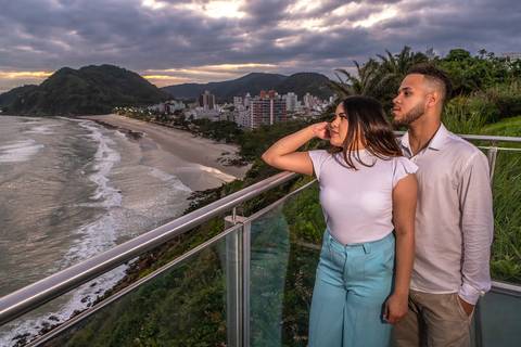 As melhores ideias e inspirações criativas de fotos para ensaio pré wedding na Praia do Tombo - Mirante de Vidro - Guarujá'
