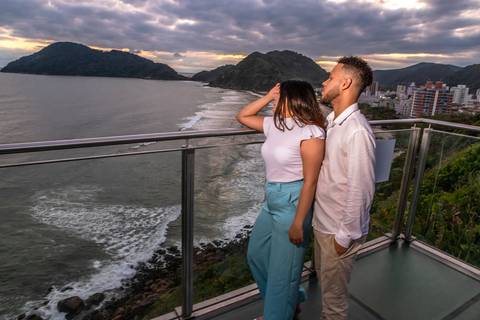 As melhores ideias e inspirações criativas de fotos para ensaio pré wedding na Praia do Tombo - Mirante de Vidro - Guarujá'