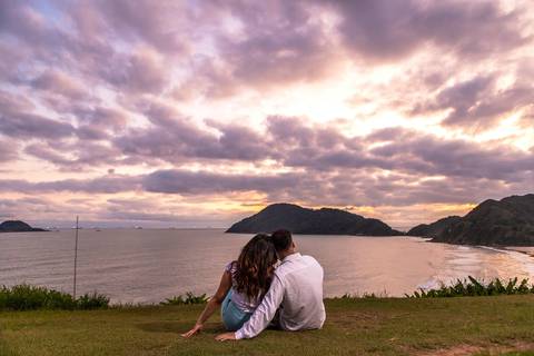 As melhores ideias e inspirações criativas de fotos para ensaio pré wedding na Praia do Tombo - Mirante de Vidro - Guarujá'