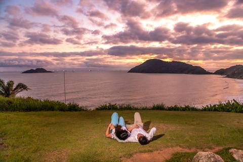 As melhores ideias e inspirações criativas de fotos para ensaio pré wedding na Praia do Tombo - Mirante de Vidro - Guarujá'