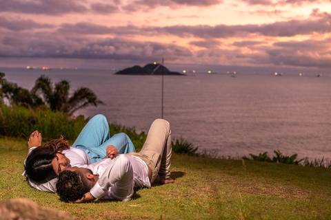 As melhores ideias e inspirações criativas de fotos para ensaio pré wedding na Praia do Tombo - Mirante de Vidro - Guarujá'