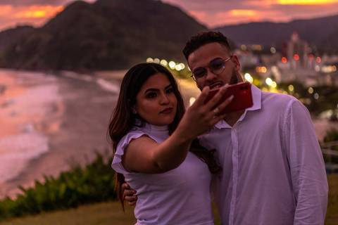 As melhores ideias e inspirações criativas de fotos para ensaio pré wedding na Praia do Tombo - Mirante de Vidro - Guarujá'