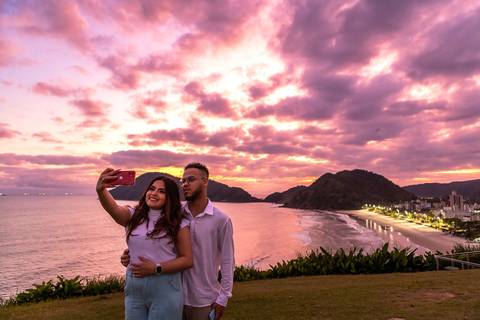 As melhores ideias e inspirações criativas de fotos para ensaio pré wedding na Praia do Tombo - Mirante de Vidro - Guarujá'