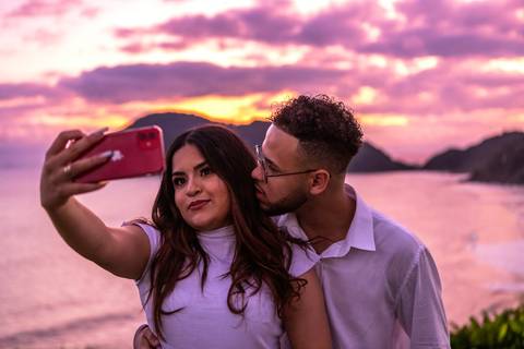 As melhores ideias e inspirações criativas de fotos para ensaio pré wedding na Praia do Tombo - Mirante de Vidro - Guarujá'