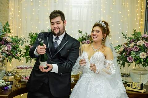 As melhores ideias e inspirações criativas de fotos dos noivos na recepção do casamento em SP'