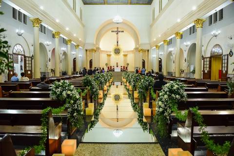 As melhores ideias e inspirações criativas de fotos da cerimônia na igreja Paróquia Nossa Senhora do Bom Conselho - SP'