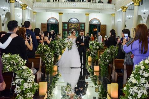 As melhores ideias e inspirações criativas de fotos da cerimônia na igreja Paróquia Nossa Senhora do Bom Conselho - SP'