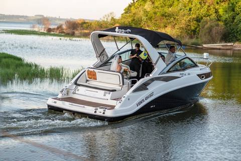 As melhores ideias e inspirações criativas de fotos de casamento cerimônia no Decker noiva chegando de lancha em Pirajú - SP'