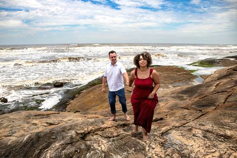 As melhores ideias e inspirações criativas de fotos para ensaio pré wedding na Praia dos Sonhos, Mulheres de Areia e Cama de Anchieta em Itanhaém - SP'