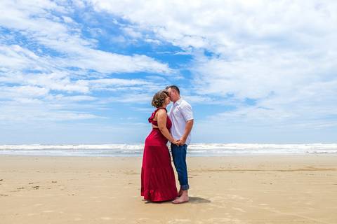 As melhores ideias e inspirações criativas de fotos para ensaio pré wedding na Praia dos Sonhos, Mulheres de Areia e Cama de Anchieta em Itanhaém - SP'